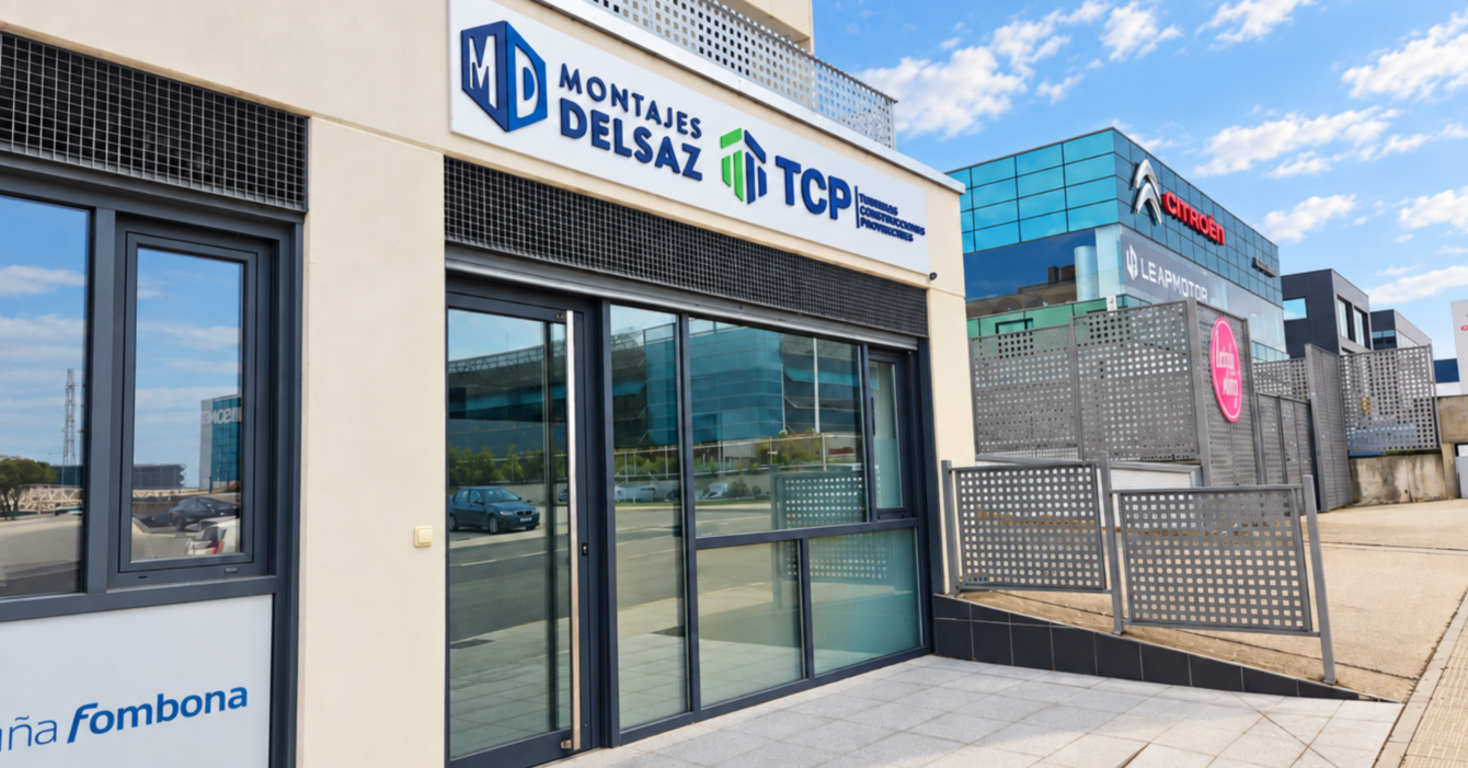 Fachada de las oficinas de TCP y Montajes Delsaz en Carbajosa de la Sagrada, Salamanca