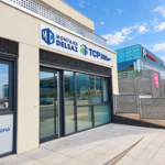 Fachada de las oficinas de TCP y Montajes Delsaz en Carbajosa de la Sagrada, Salamanca