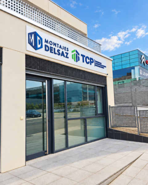 Fachada de las oficinas de TCP y Montajes Delsaz en Carbajosa de la Sagrada, Salamanca